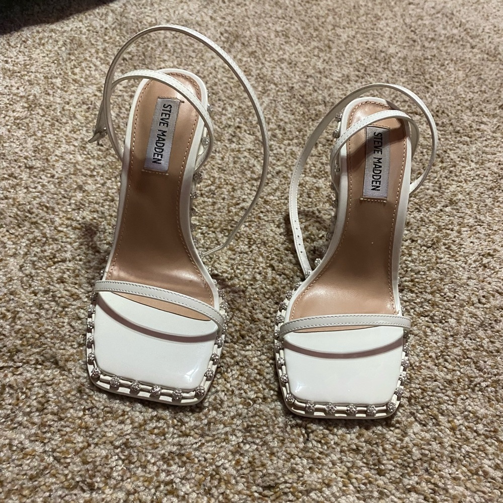 Zelle White Steve Madden heels! Only worn once for short time!